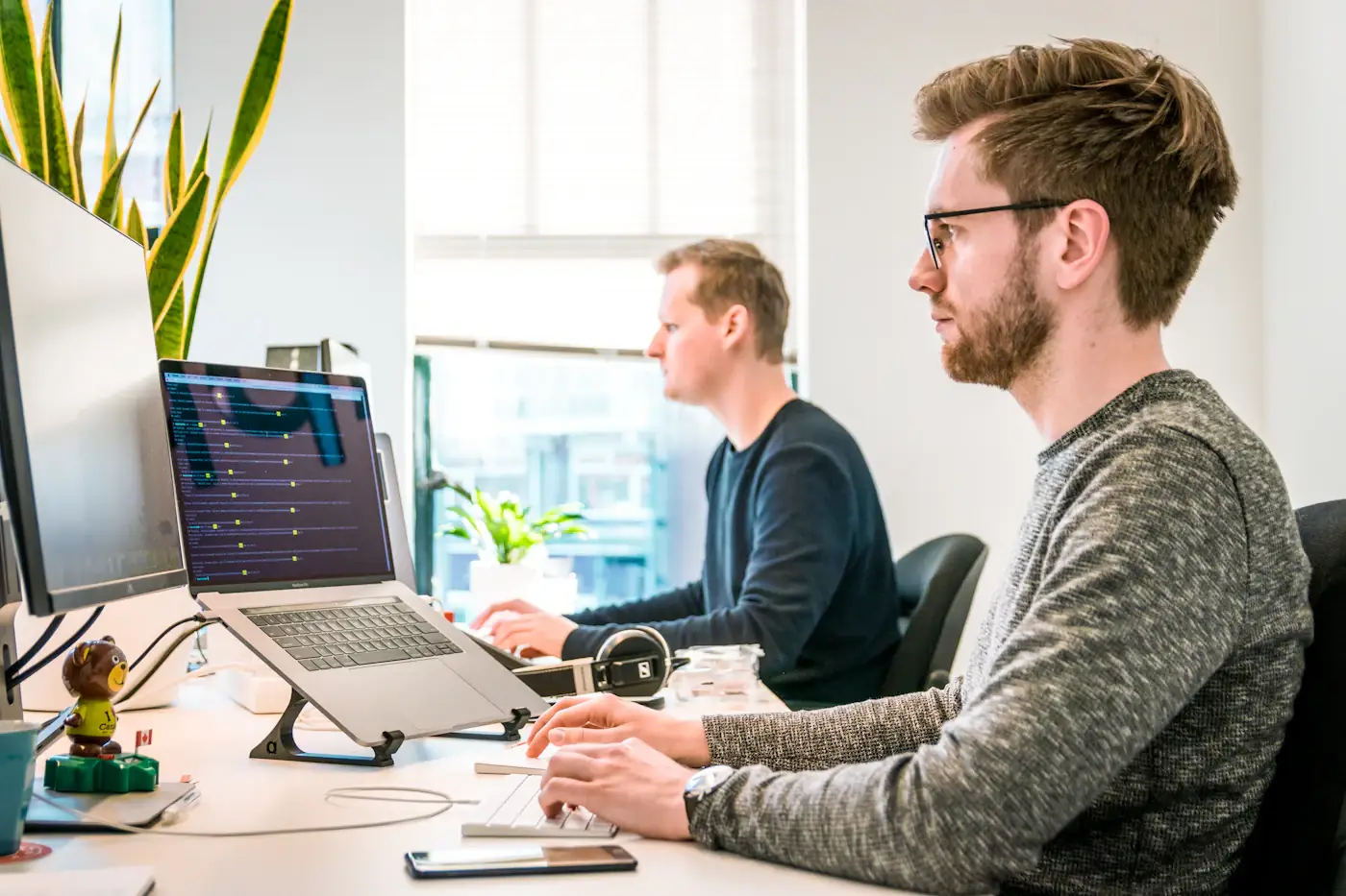 Entwickler arbeiten an Monitoren an einer TYPO3-Website