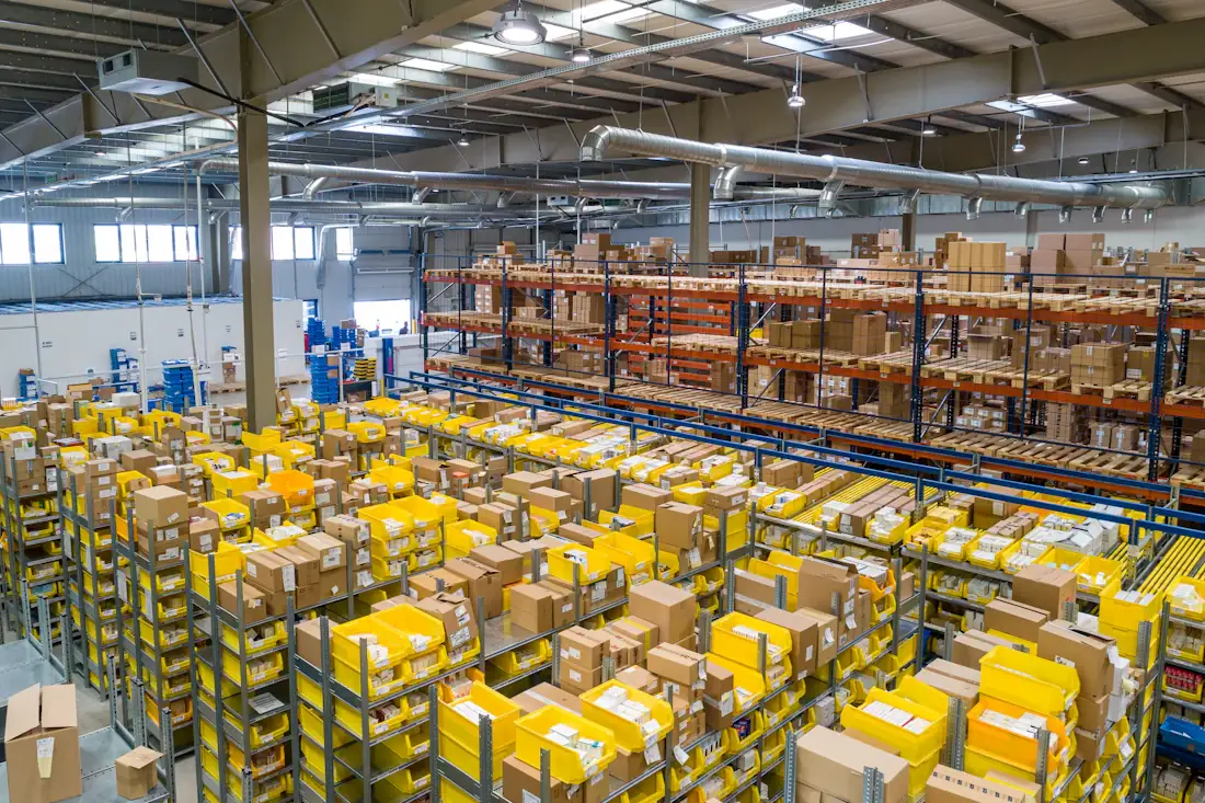 Logistiklager mit Paketen, Sinnbild für die Bestellabwicklung eines Shopware-Shops